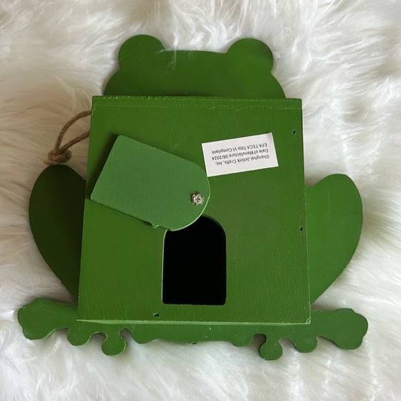 NWOT Frog Birdhouse Green with Red Flower Wood Hanging - Picture 10 of 14